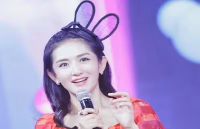 謝娜捧紅兩個人,1個翻臉不認,1個知恩圖報,兩人發展天差地別