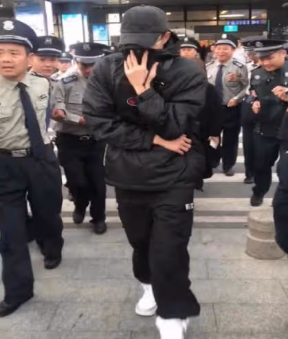 以為自己很紅,上廁所帶兩排保鏢卻不見一個粉絲,張一山:這誰啊