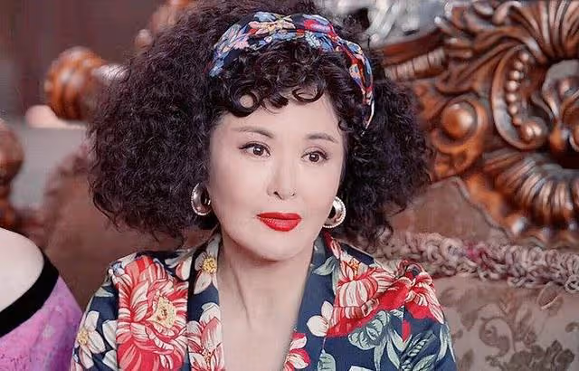 她是「母親專業戶」,插足宋丹丹婚姻與英達同居7年,至今無人娶