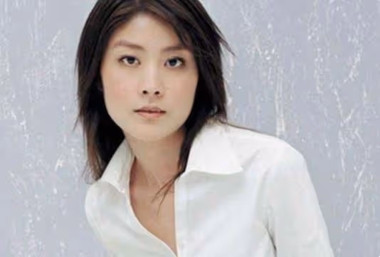 她被百億富豪花16年追到手,花400萬坐月子,如今47歲被寵成公主