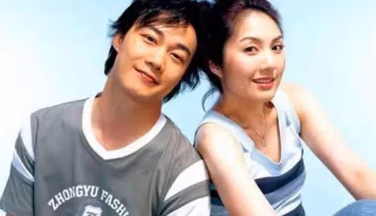 她被百億富豪花16年追到手,花400萬坐月子,如今47歲被寵成公主
