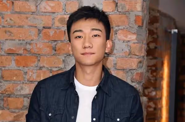 馬伊琍新戀情被曝光?與神秘男子約會上演摸臉殺,動作十分曖昧!
