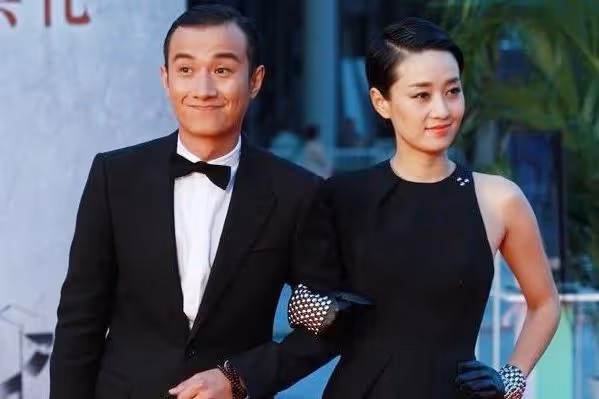 馬伊琍新戀情被曝光?與神秘男子約會上演摸臉殺,動作十分曖昧!