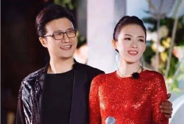 汪峰3婚之後又傳戀情?深夜酒吧聚會送美女回家,未見章子怡身影