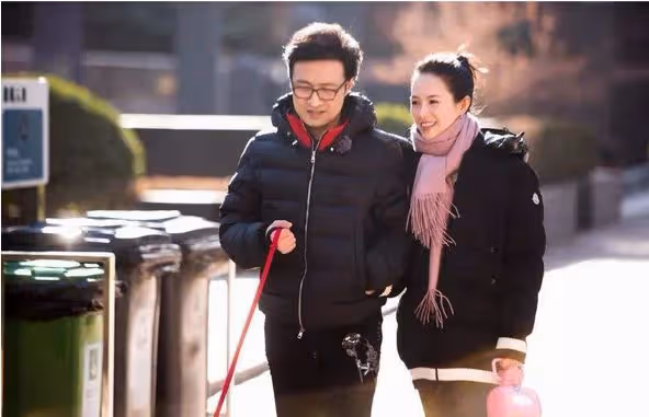 汪峰3婚之後又傳戀情?深夜酒吧聚會送美女回家,未見章子怡身影