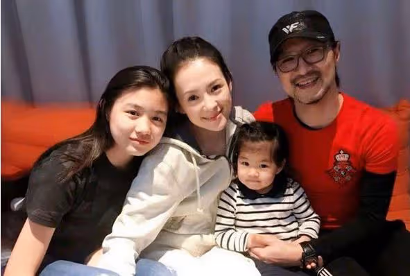 汪峰3婚之後又傳戀情?深夜酒吧聚會送美女回家,未見章子怡身影