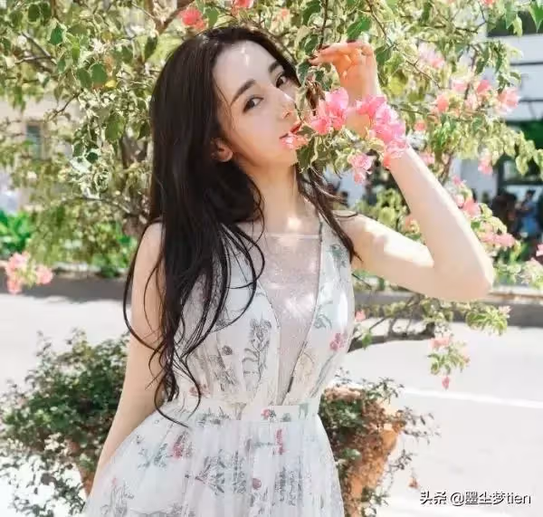 有種意外叫熱巴的字跡,字跡規整飄逸,連在一起卻讓人驚艷