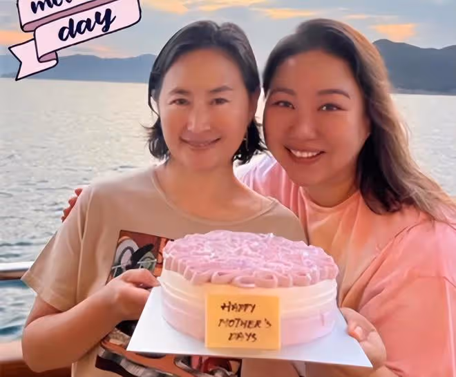 何超瓊與乾女兒提早慶祝母親節,兩人沒血緣關係,卻長得越來越像