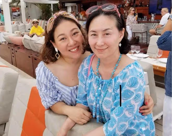 何超瓊與乾女兒提早慶祝母親節,兩人沒血緣關係,卻長得越來越像