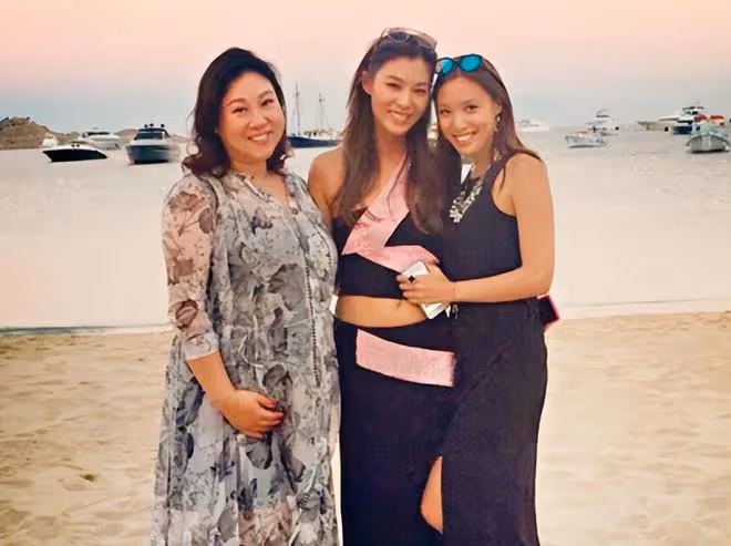 何超瓊與乾女兒提早慶祝母親節,兩人沒血緣關係,卻長得越來越像