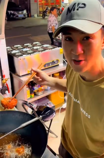 TVB男星李興華內地賣小吃,親自洗碗接地氣,10元一串魚蛋賣到爆