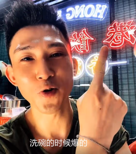 TVB男星李興華內地賣小吃,親自洗碗接地氣,10元一串魚蛋賣到爆