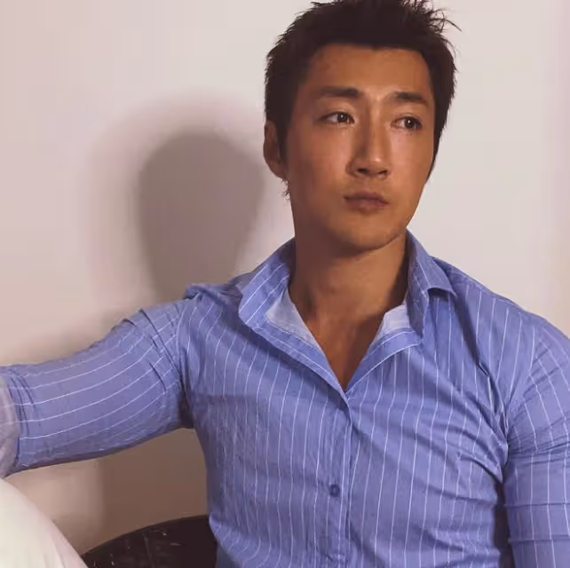 TVB男星李興華內地賣小吃,親自洗碗接地氣,10元一串魚蛋賣到爆
