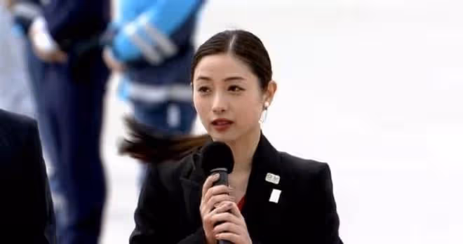 石原里美亮眼造型接東奧聖火，不戴口罩以堅定奧運信心
