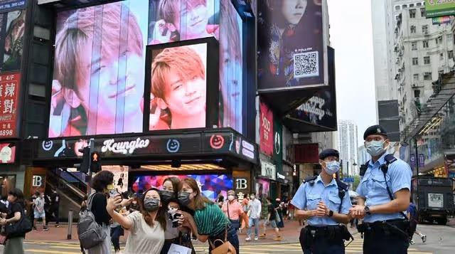 人山人海！香港頂流男星23歲生日，大批粉絲聚集街頭為偶像慶生
