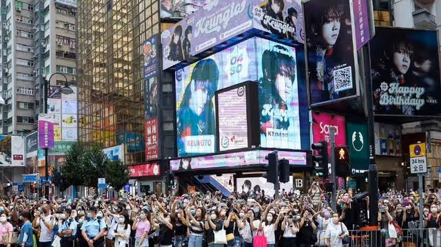 人山人海！香港頂流男星23歲生日，大批粉絲聚集街頭為偶像慶生