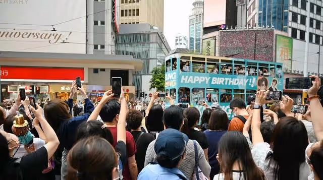 人山人海！香港頂流男星23歲生日，大批粉絲聚集街頭為偶像慶生