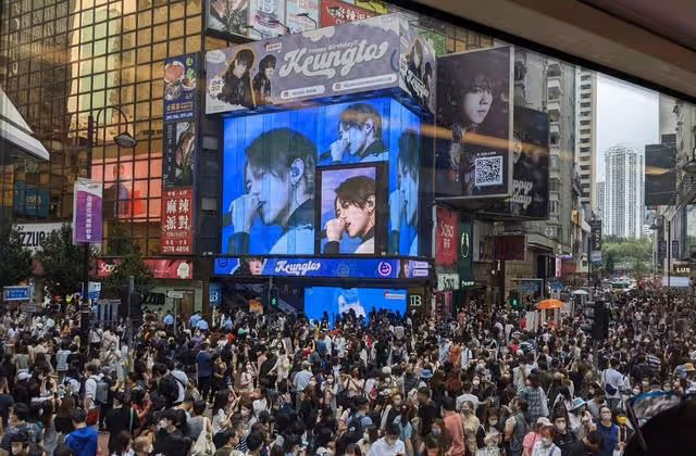 人山人海！香港頂流男星23歲生日，大批粉絲聚集街頭為偶像慶生