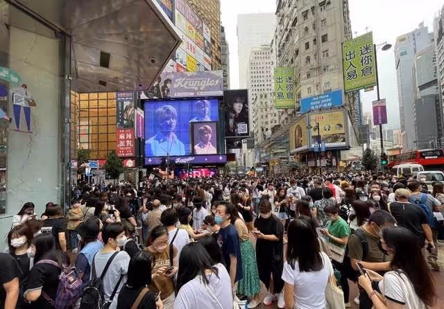 人山人海!香港頂流男星23歲生日,大批粉絲聚集街頭為偶像慶生