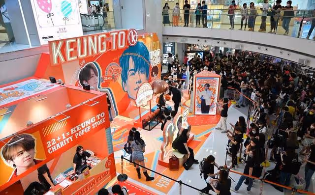 人山人海!香港頂流男星23歲生日,大批粉絲聚集街頭為偶像慶生