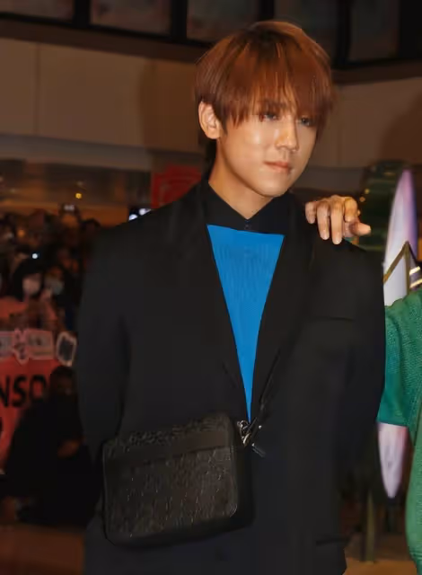 人山人海!香港頂流男星23歲生日,大批粉絲聚集街頭為偶像慶生