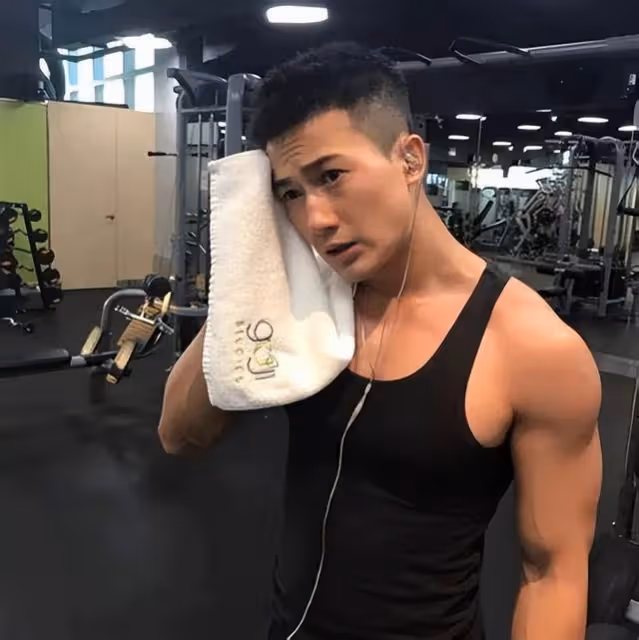直播中途匆忙離開!TVB上位小生疑去向女友求婚,事後更曬照放閃