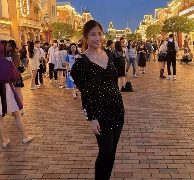 半年未見丈夫！38歲前港姐罕見亮相，自曝將攜兩子北上一家團聚