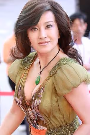 姜文到底找了誰?能救劉曉慶出秦城監獄,偷稅2000萬依然成功復出