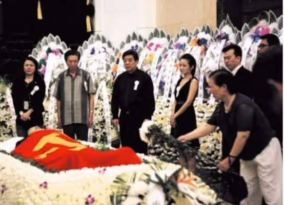 羅京逝世11年，妻子改嫁了富商，他的墓地卻始終出現一個怪相！