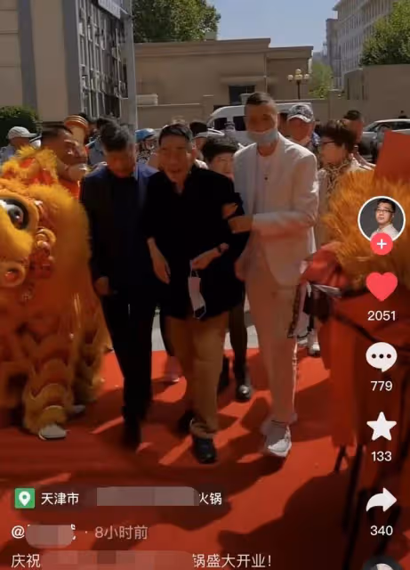 90歲楊少華惹爭議！走路顫巍被架著出席活動，做核酸卻需醫護上門