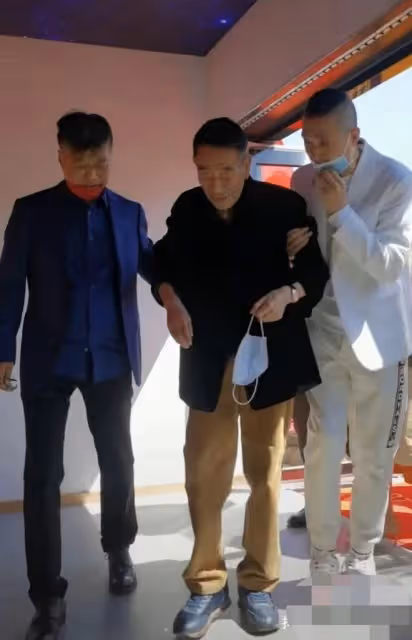90歲楊少華惹爭議！走路顫巍被架著出席活動，做核酸卻需醫護上門
