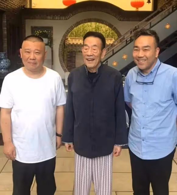 90歲楊少華惹爭議！走路顫巍被架著出席活動，做核酸卻需醫護上門