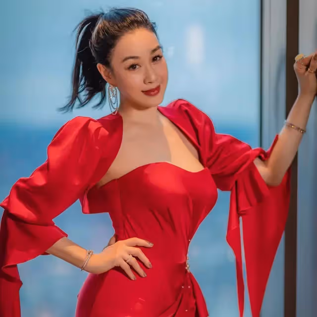 51歲女星直播淚崩！紅眼眶喊「很多人嘲笑我的婚姻」　嫁給嫩尪「差11歲婚姻成導火線」：我太累了