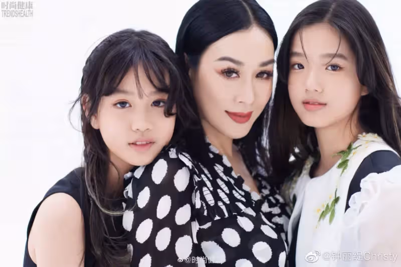 51歲女星直播淚崩！紅眼眶喊「很多人嘲笑我的婚姻」　嫁給嫩尪「差11歲婚姻成導火線」：我太累了