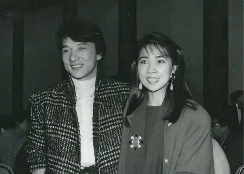 同樣是成龍基因，把林鳳嬌兒子和吳綺莉女兒一對比，差距就出來了