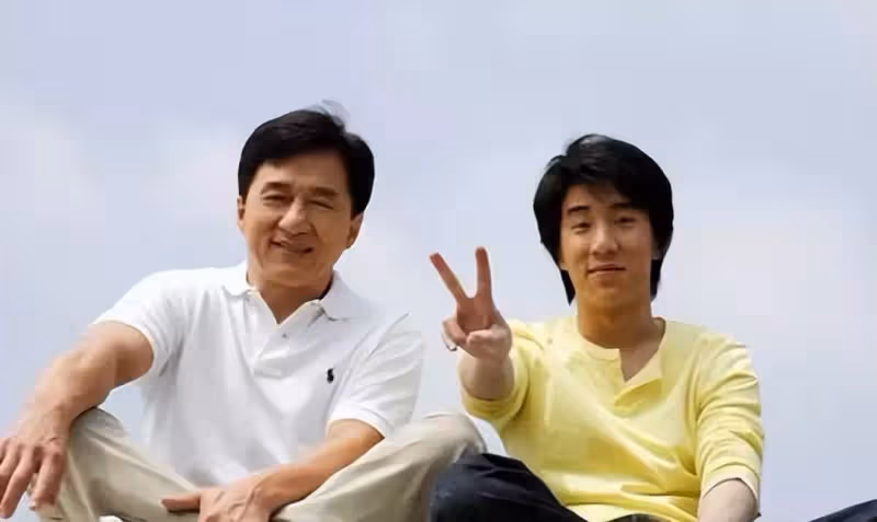 同樣是成龍基因，把林鳳嬌兒子和吳綺莉女兒一對比，差距就出來了