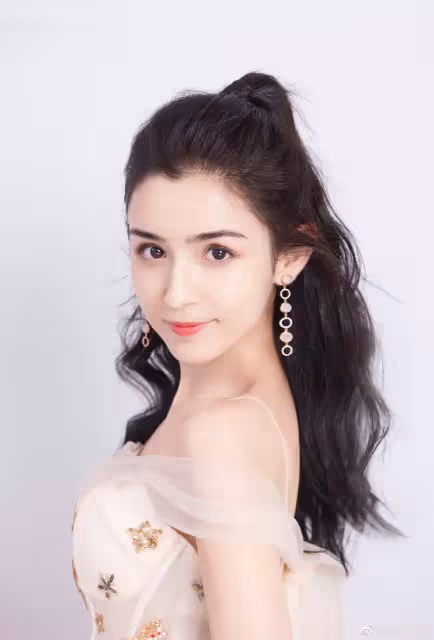 打敗迪麗熱巴！4千年一遇美女「擠進新疆4大女神」被挖出「0修圖真實照」網秒暴動：妳的臉就是藝術