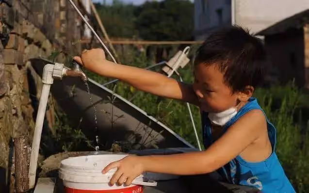父離世母癱瘓!6歲童堅強扛起家計,種地、做飯無所不能,媽淚目「不忍拖累你」兒:我哪兒也不去,我要照顧你!