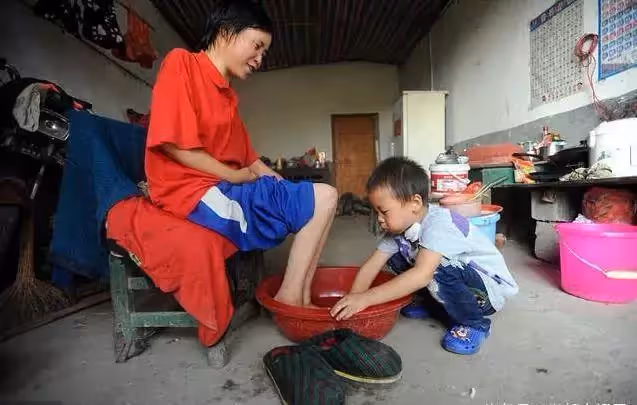 父離世母癱瘓!6歲童堅強扛起家計,種地、做飯無所不能,媽淚目「不忍拖累你」兒:我哪兒也不去,我要照顧你!