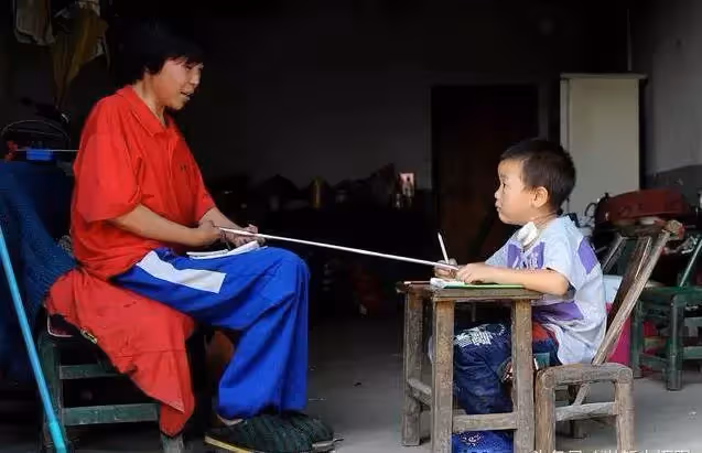 父離世母癱瘓!6歲童堅強扛起家計,種地、做飯無所不能,媽淚目「不忍拖累你」兒:我哪兒也不去,我要照顧你!