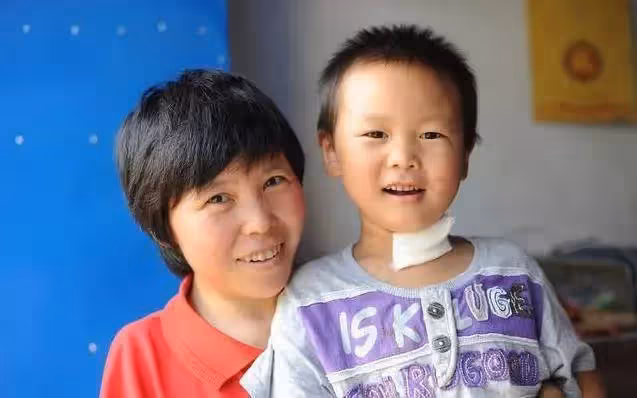 父離世母癱瘓!6歲童堅強扛起家計,種地、做飯無所不能,媽淚目「不忍拖累你」兒:我哪兒也不去,我要照顧你!