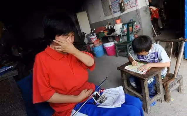 父離世母癱瘓!6歲童堅強扛起家計,種地、做飯無所不能,媽淚目「不忍拖累你」兒:我哪兒也不去,我要照顧你!