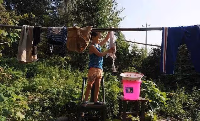 父離世母癱瘓!6歲童堅強扛起家計,種地、做飯無所不能,媽淚目「不忍拖累你」兒:我哪兒也不去,我要照顧你!
