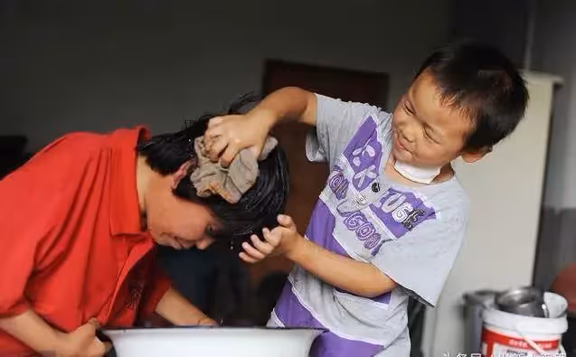 父離世母癱瘓!6歲童堅強扛起家計,種地、做飯無所不能,媽淚目「不忍拖累你」兒:我哪兒也不去,我要照顧你!