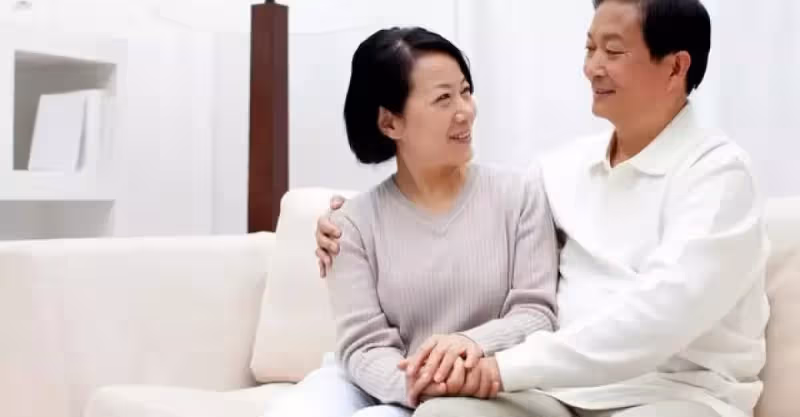 72歲老人請保姆，為她花了8千塊，兒子兒媳不滿：為啥不給我們