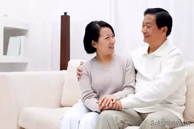 72歲老人請保姆,為她花了8千塊,兒子兒媳不滿:為啥不給我們