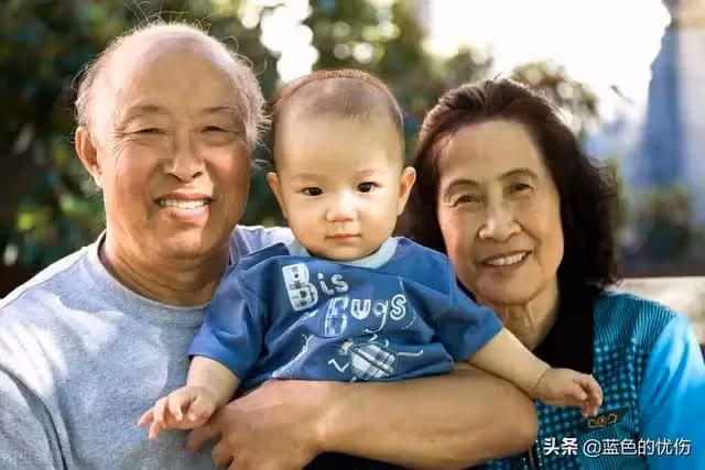 72歲老人請保姆,為她花了8千塊,兒子兒媳不滿:為啥不給我們