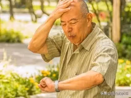 72歲老人請保姆,為她花了8千塊,兒子兒媳不滿:為啥不給我們
