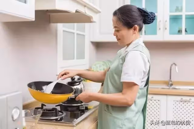 72歲老人請保姆,為她花了8千塊,兒子兒媳不滿:為啥不給我們