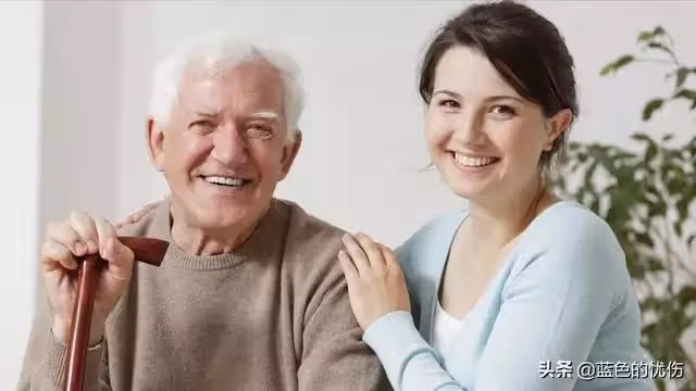 72歲老人請保姆,為她花了8千塊,兒子兒媳不滿:為啥不給我們